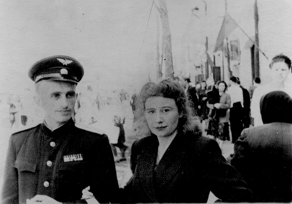 Владимир Петров с супругой 1950-е годы.jpg