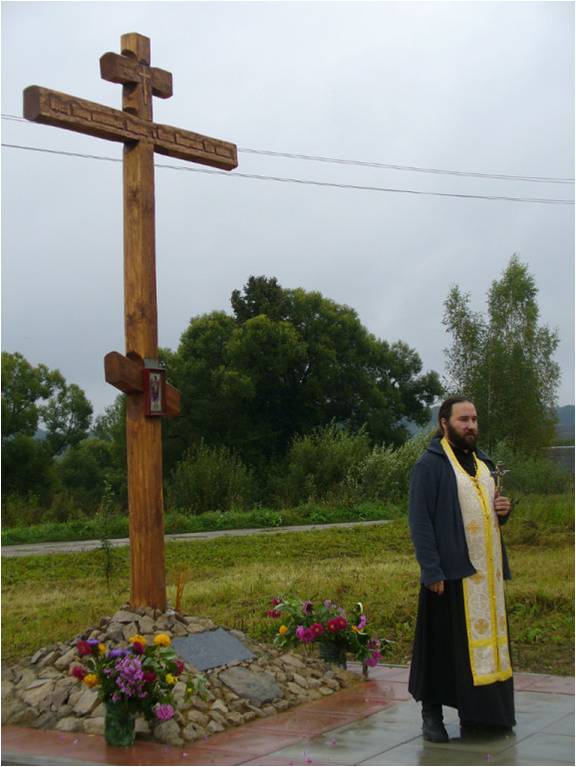 Освящение поклонного креста протоиереем Максимом.jpg