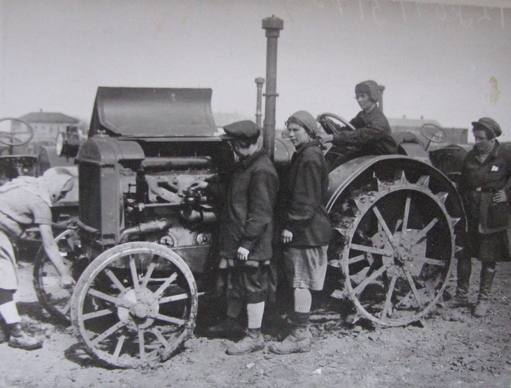 девушки совхоза за изучением трактора.JPG