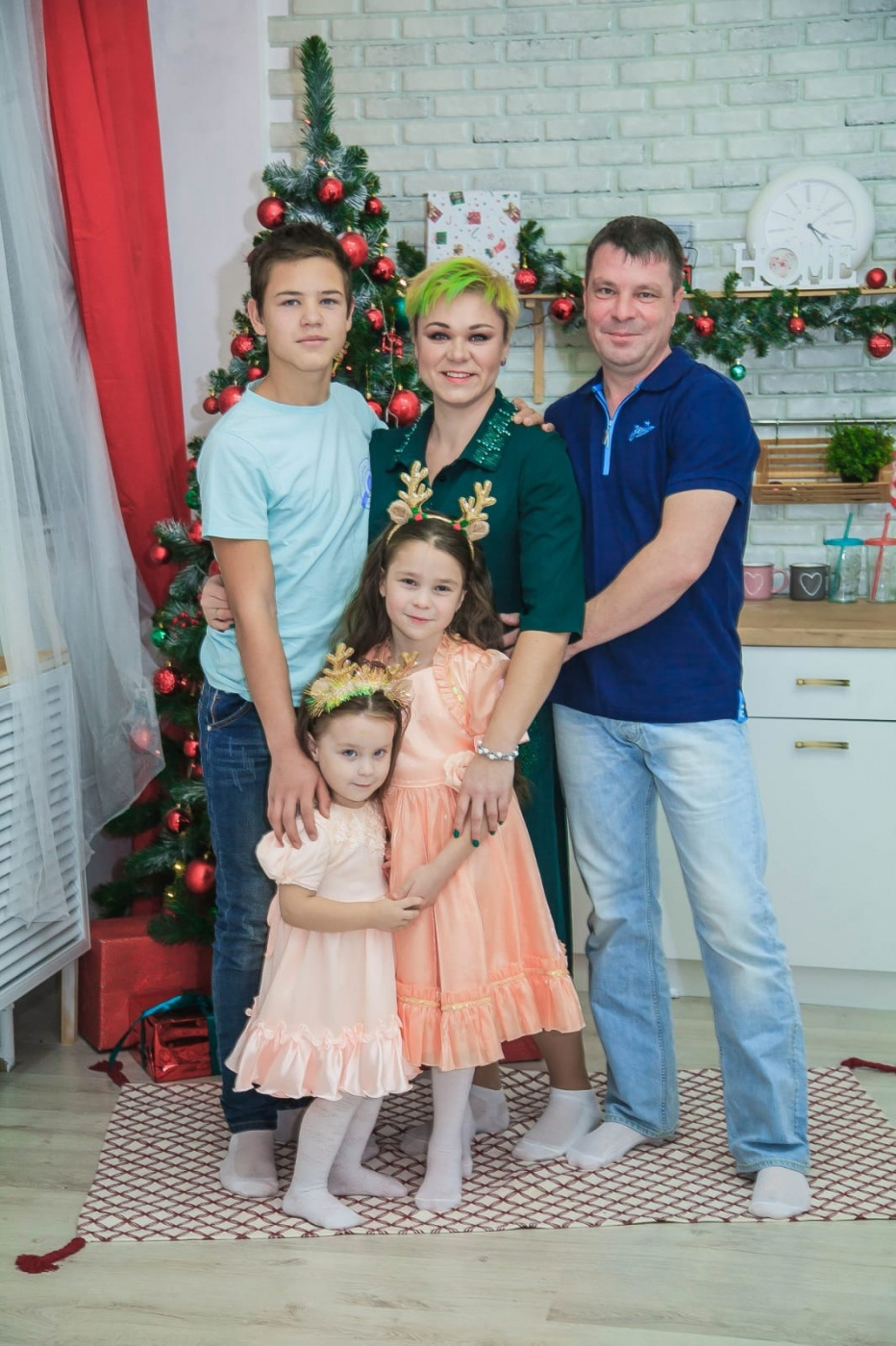 Анастасия с семьей.jpg