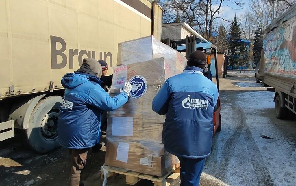 Загрузка машин с гуманитарной помощью (Газпром).jpg