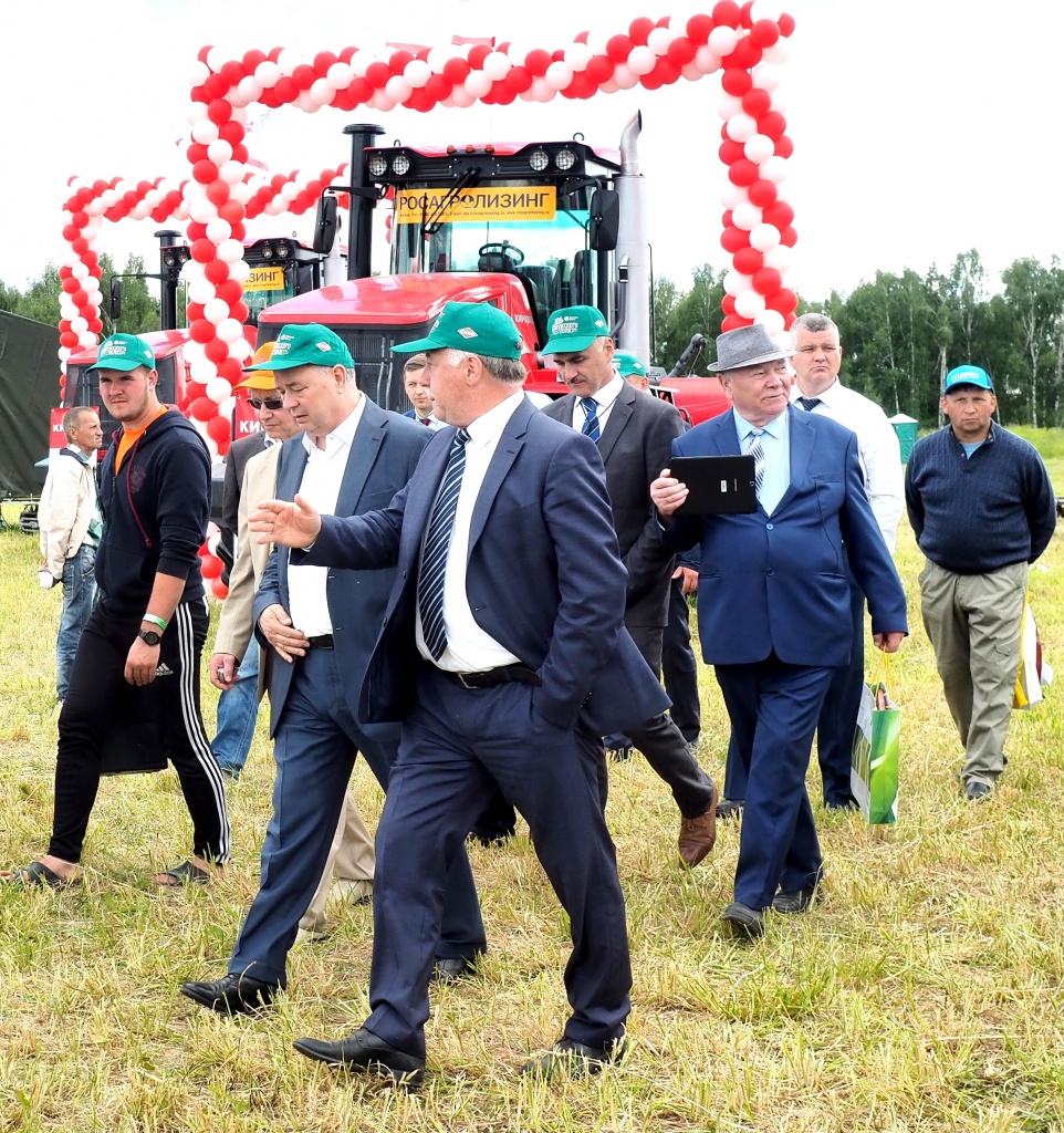 В. Горобцов на Дне поля с планшетом.JPG