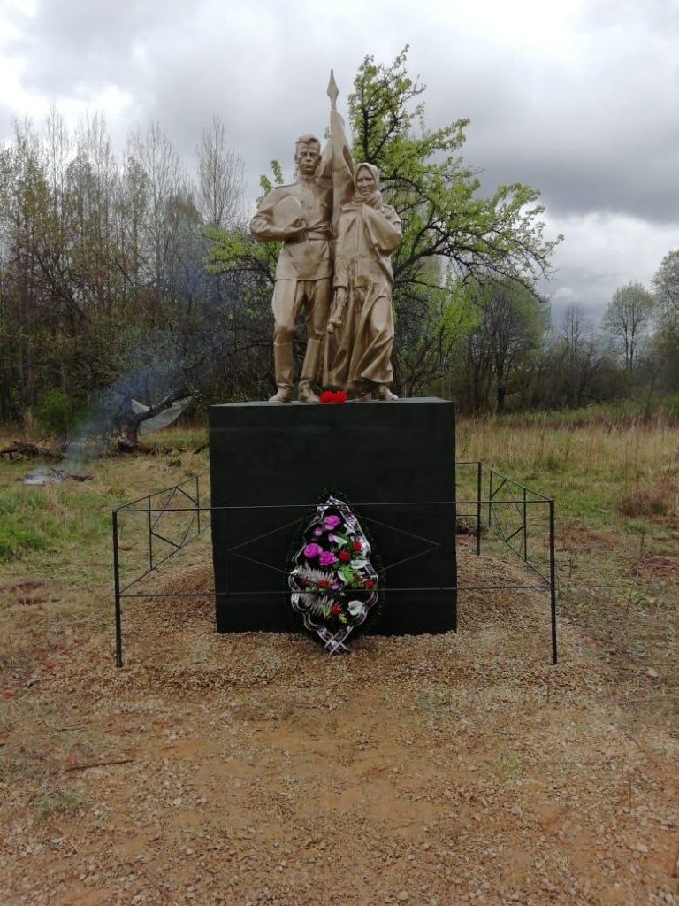 Памятник в деревне Песочня..jpg