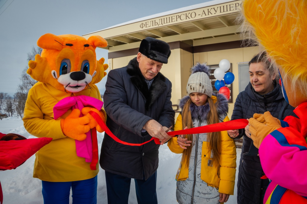 Александр Колесников вместе с местными жителями открыл новый ФАП..jpg