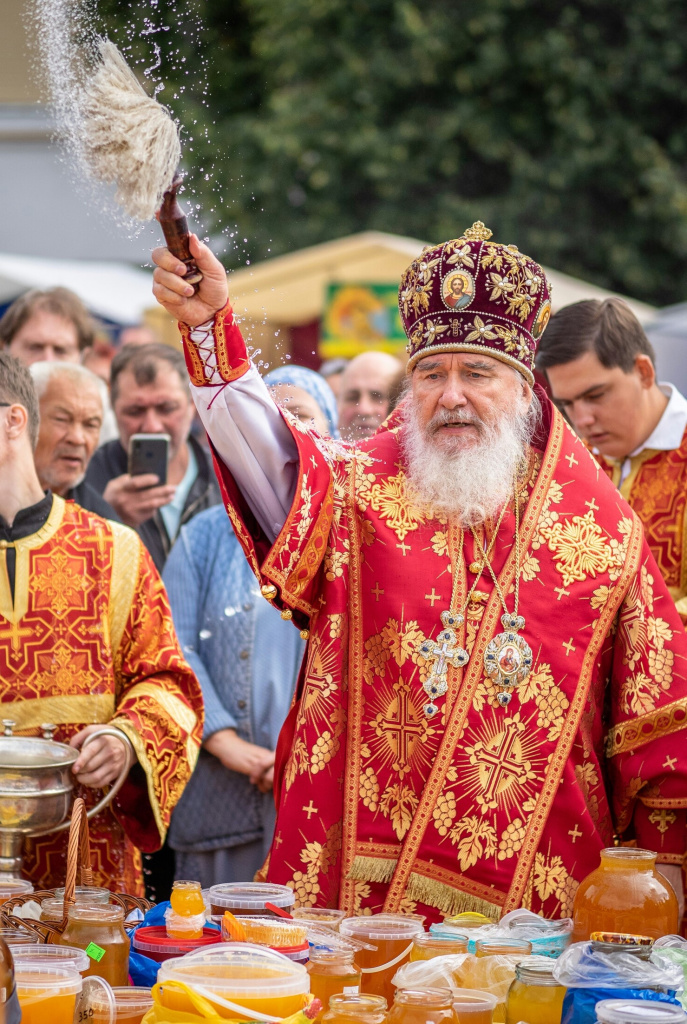 ФОТО 8. Освящение мёда.jpg