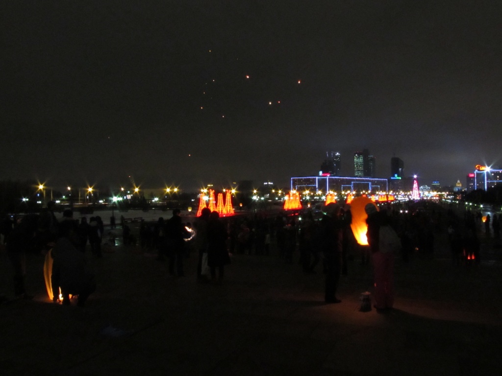 Китайские воздушные фонарики в предновогодней Москве (2012 год – тогда их еще разрешалось пускать в городах).