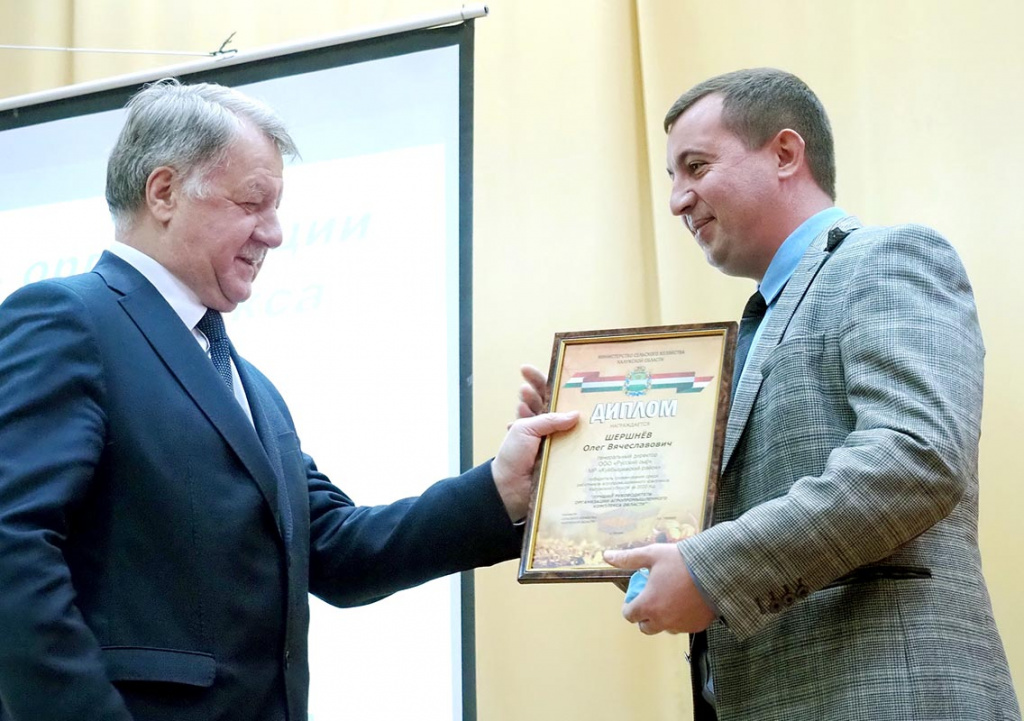 Министр Леонид Громов вручает Олегу Шершневу диплом лучшего руководителя АПК_1.jpg