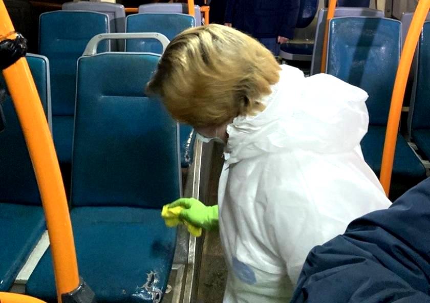 Дезинфекция в калужском троллейбусе.jpg Дезинфекция в калужском троллейбусе.jpg