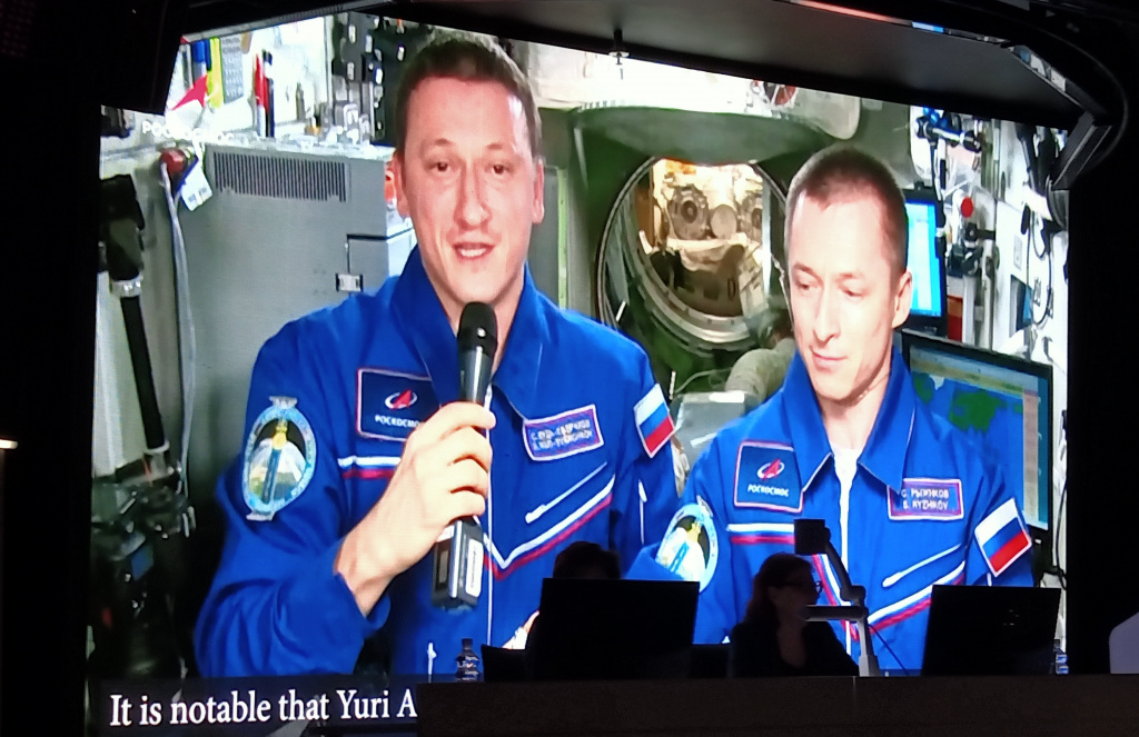 Космонавты с МКС передали привет с орбиты..jpg