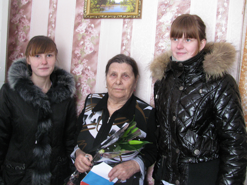 Полина Андреевна Авуева с Дудоровскими школьниками..jpg