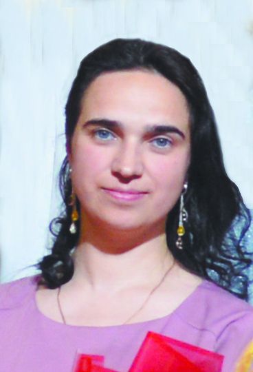 Выпуск-2022. В центре с цветами Мария Воловская сайт.jpg