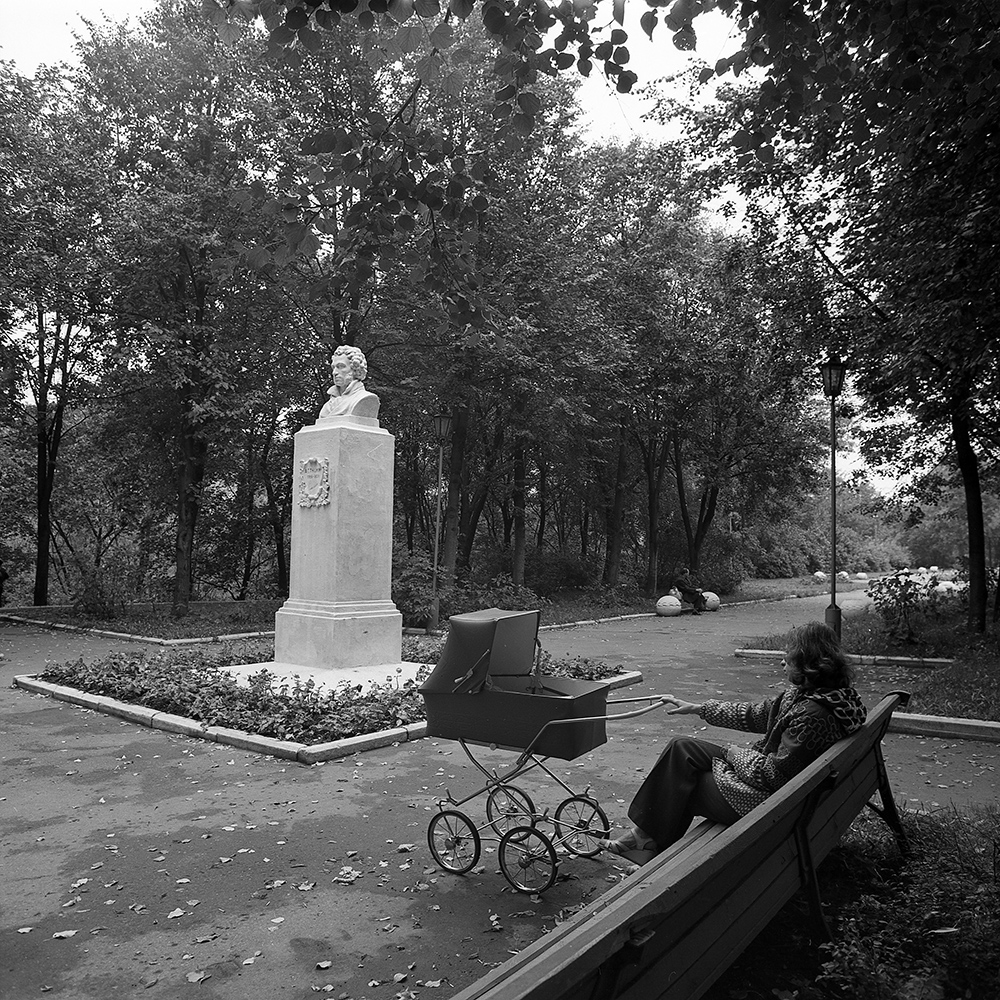 Фото Сергея Аникина_у памятника Пушкину_80-е годы.jpg