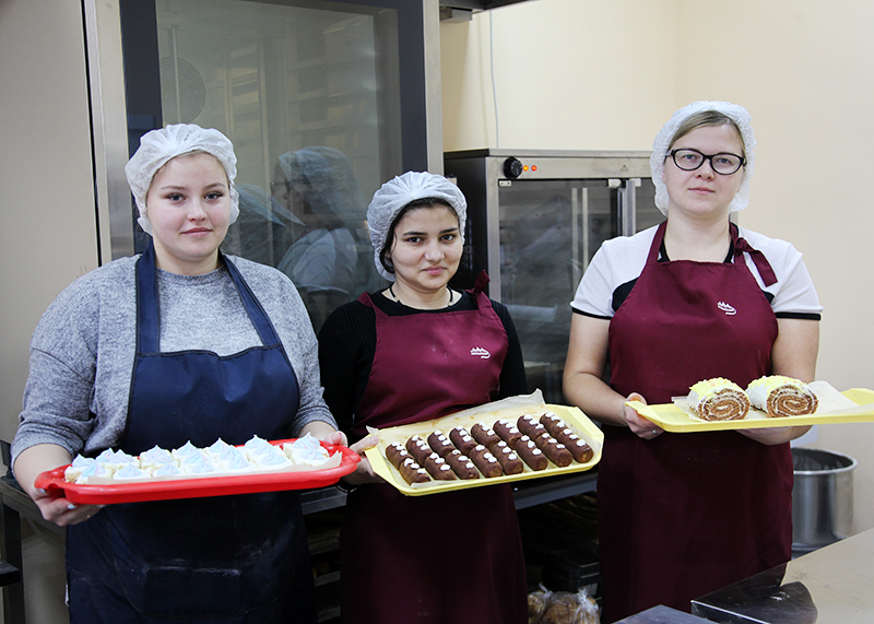 Пекари Людмила Бахтина и Милана Пиганова с заведующей производством Анастасией Щёголевой..jpg