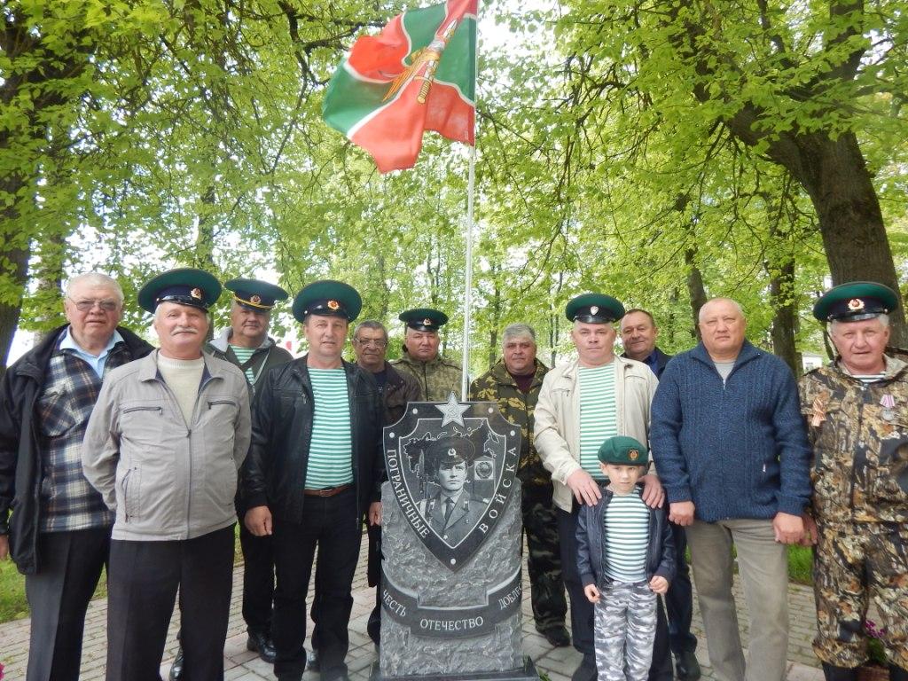 Бывшие пограничники на открытии памятника..JPG