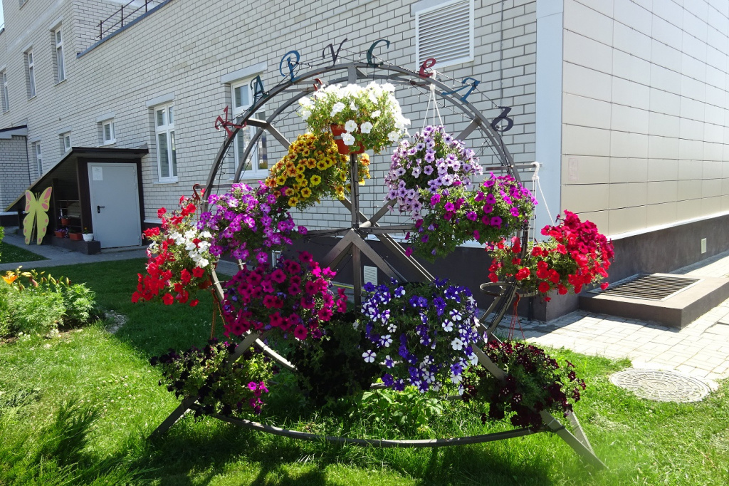 цветочная композиция в детском саду Карусель направобережье.JPG