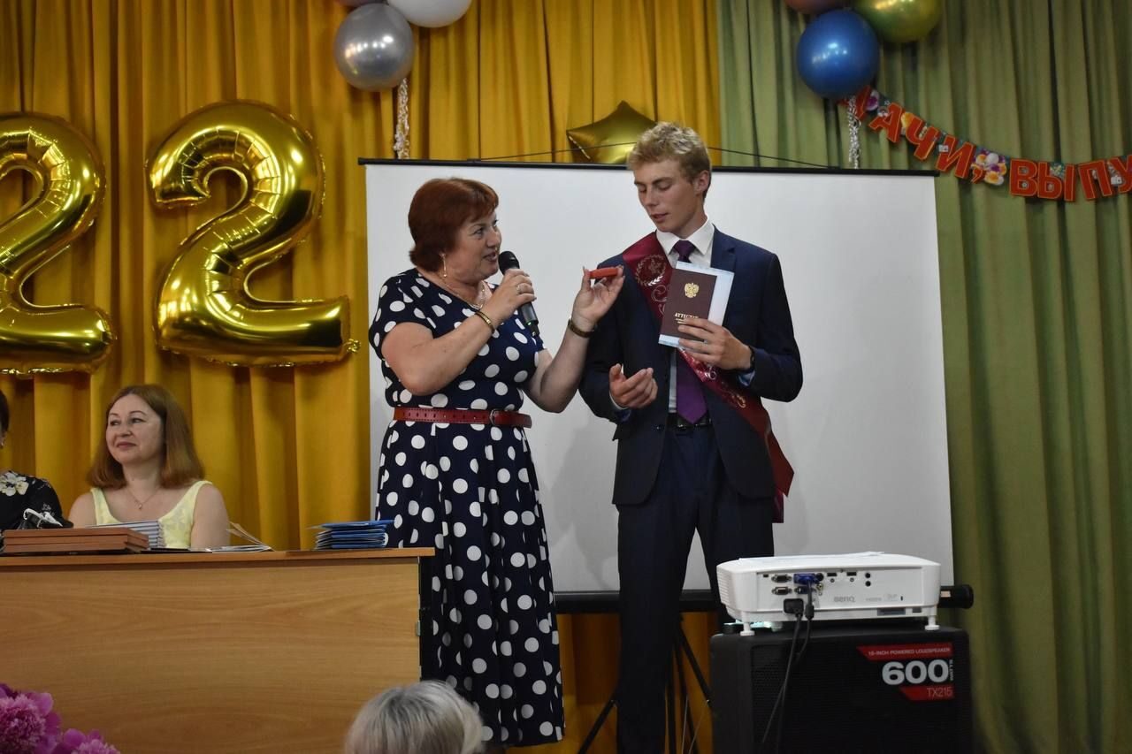 Директор школы Наталья Агафонова и медалист Денис Ушаков.jpg