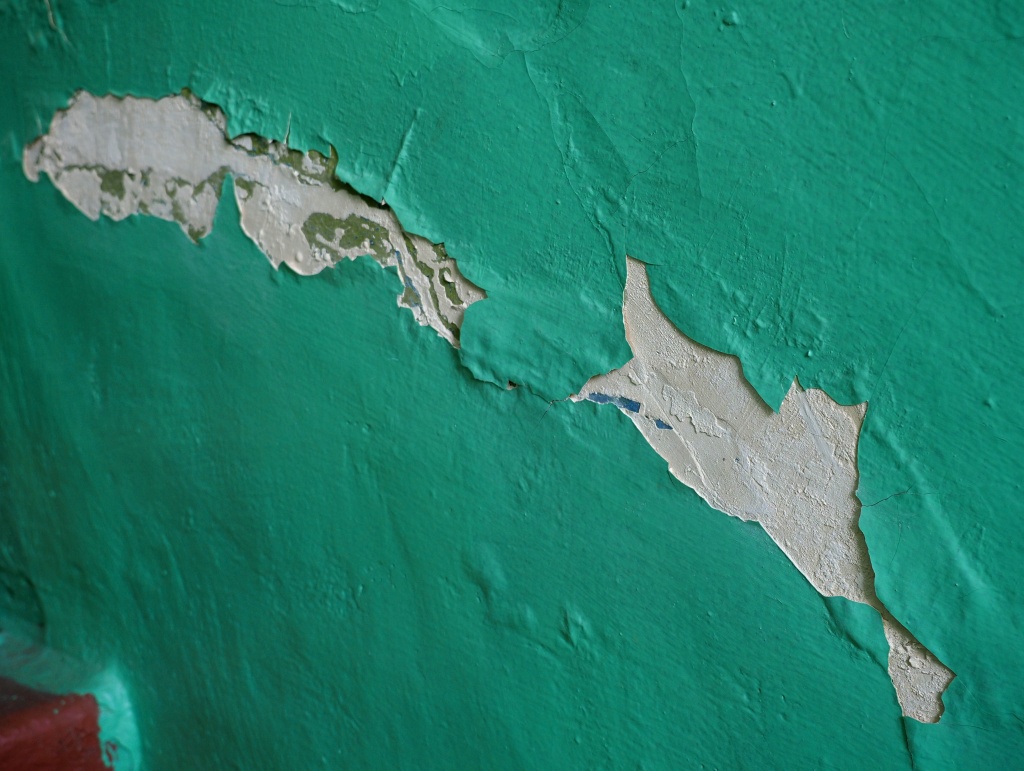 Обвалившаяся штукатурка в подъезде.JPG