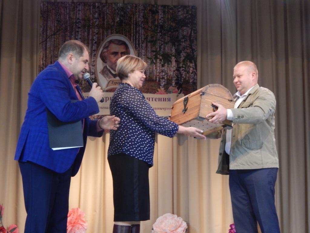 Сундучок с традициоными символами районов торжетсвенно передали тарусянам..JPG