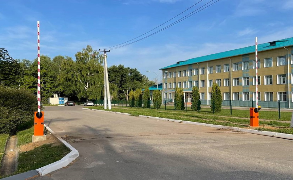 Шлагбаум к Ферзиковской школе.jpg