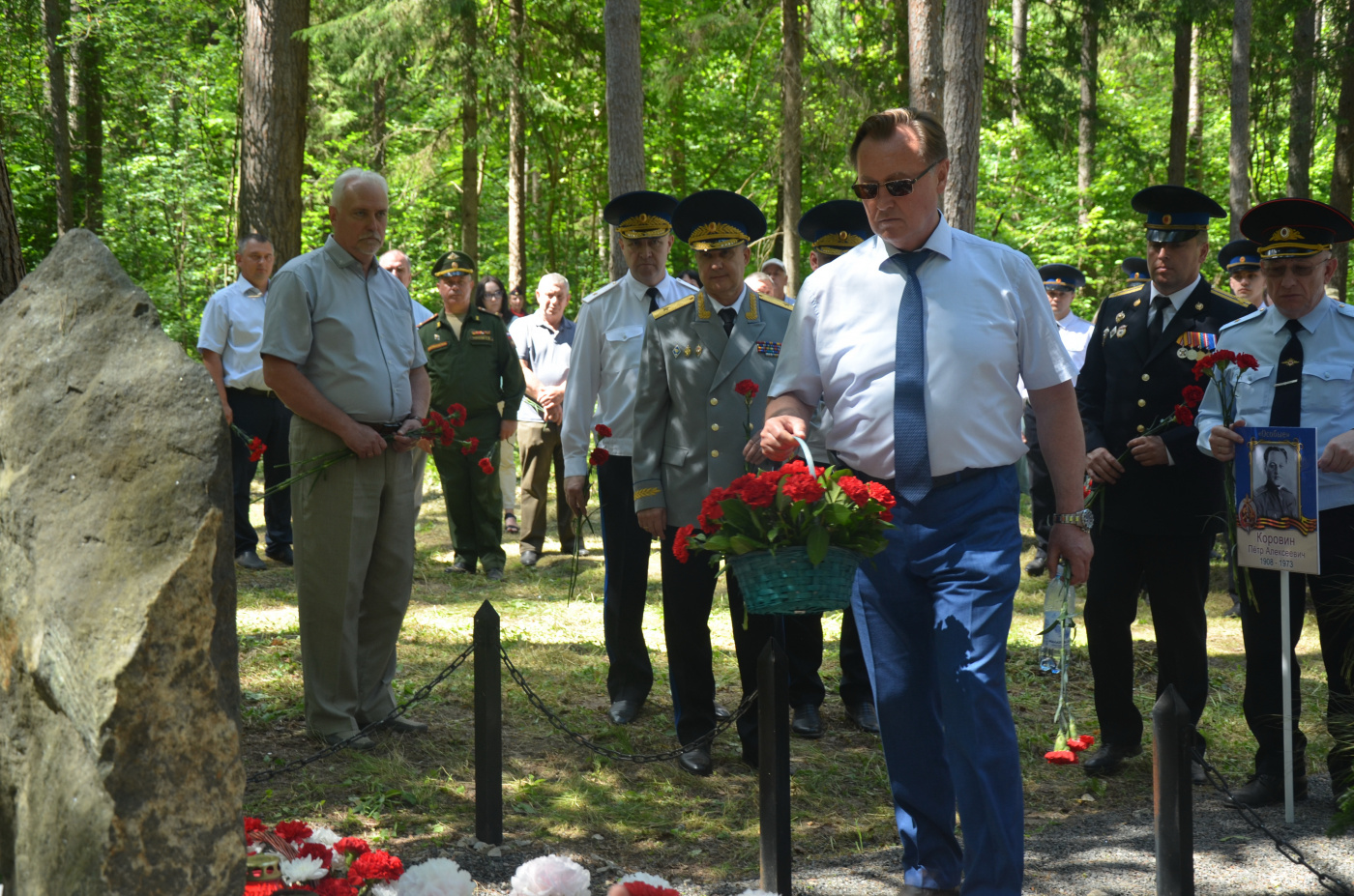 Василий Быкадоров возлагает цветы к памятному знаку (есть расширенная подпись под текстом).jpg