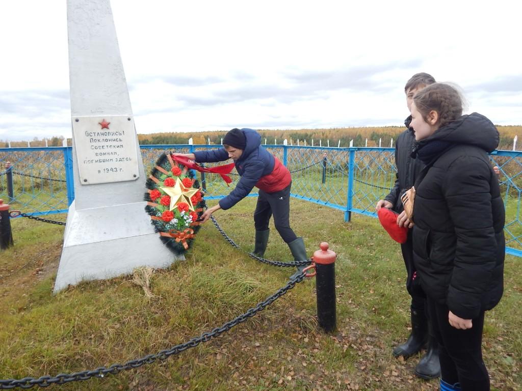 6. Возложение к обелиску.JPG