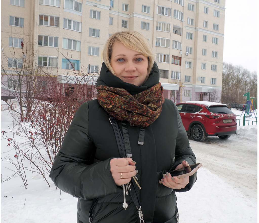 Алеся Юрлова на фоне своего дома_1.jpg