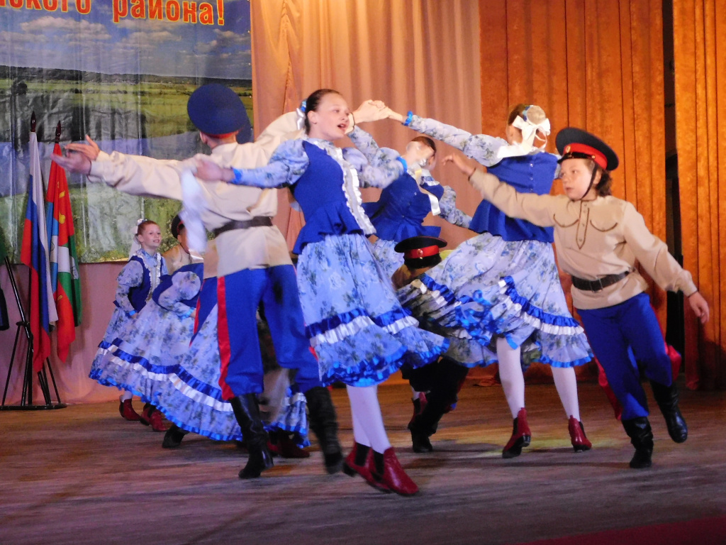 На сцене «Кондровские непоседы».JPG