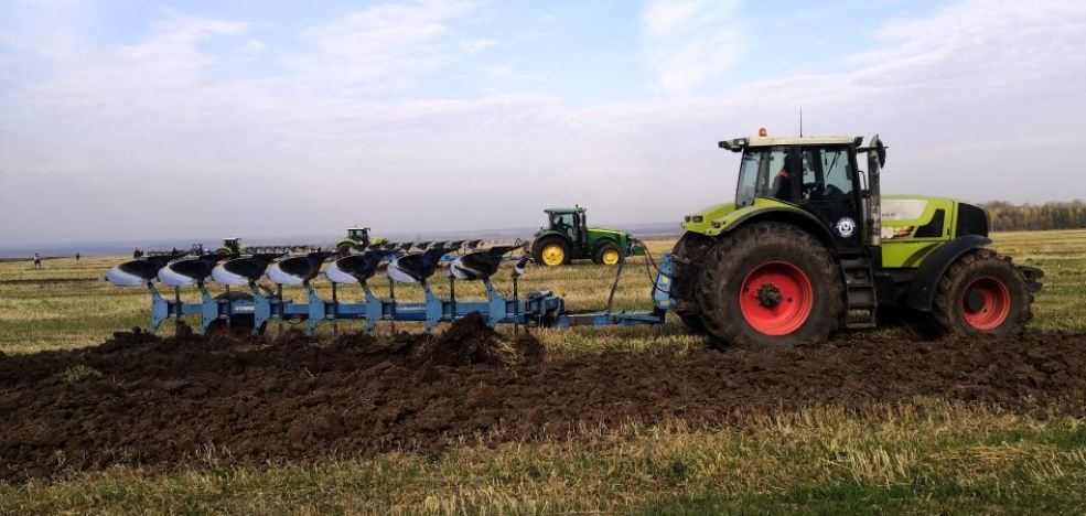 Боронование многолетних трав в ООО Калужская нива.jpg