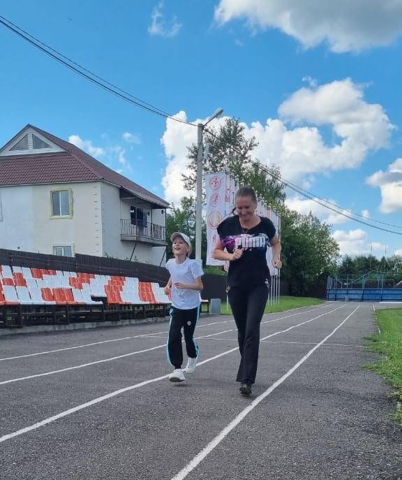 Семья Мичуриных выполняет нормы ГТО по бегу.jpg