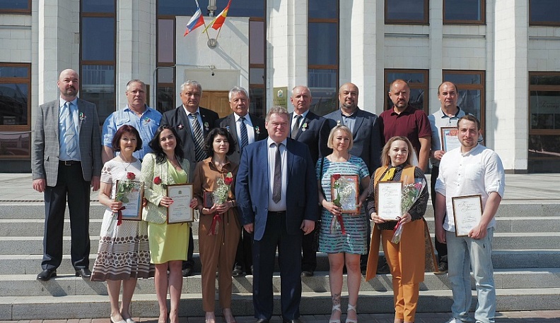 Министр Олег Калугин вручил медали и почетные грамоты