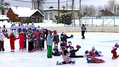 На хоккейном матче в Юхнове  выступали чирлидерши