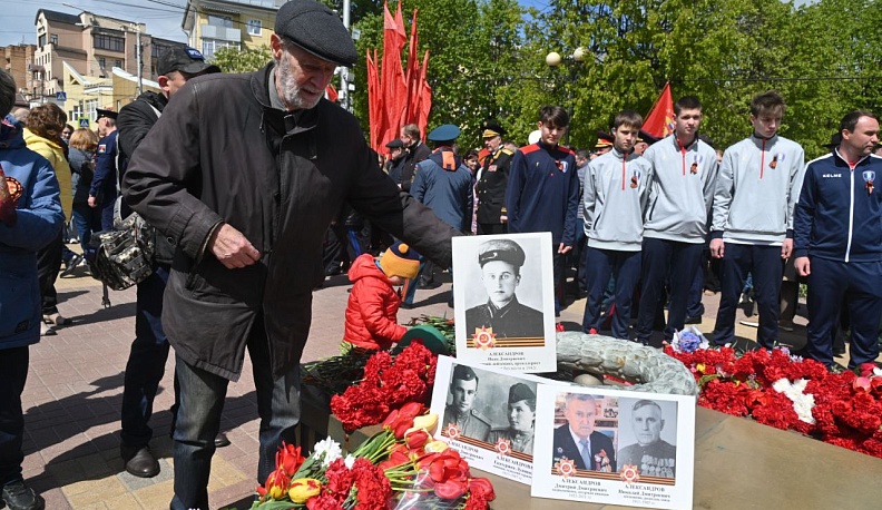 Калужане почтили память героев Великой Отечественной войны у Могилы Неизвестного Cолдата 