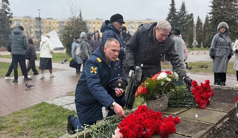 В Калуге на площади Победы почтили память узников фашистских концлагерей