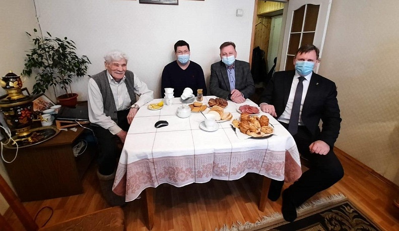 Калужские депутаты навестили ветеранов в День защитника Отечества