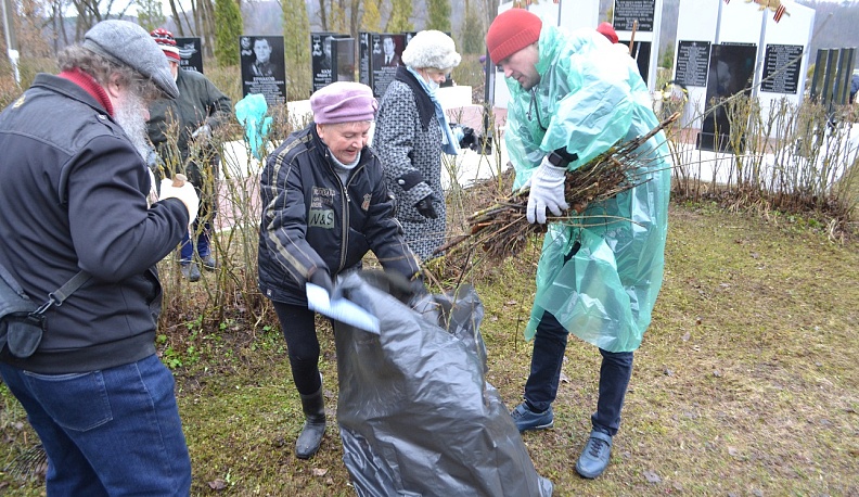 Калужский депутат Дмитриков помог в организации субботника в Сквере Памяти