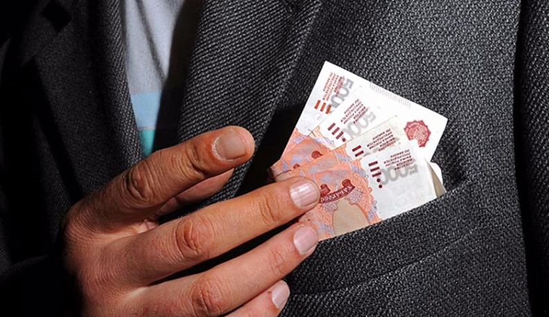 Калужский руководитель выписал себе премию на 300 тысяч рублей