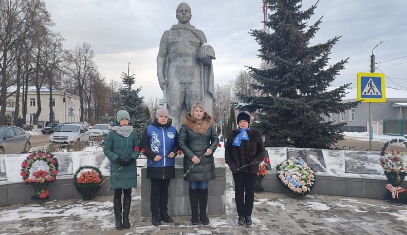 В Хвастовичах возложили цветы к памятнику Солдату