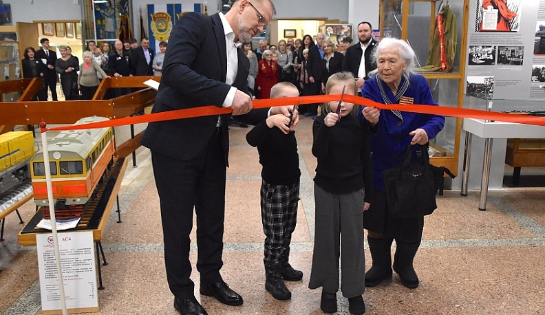 В Людинове пяти отцам участников СВО вручили медали «Отец солдата»