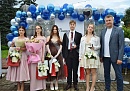 В Тарусе выпускникам вручили медали на городской площади