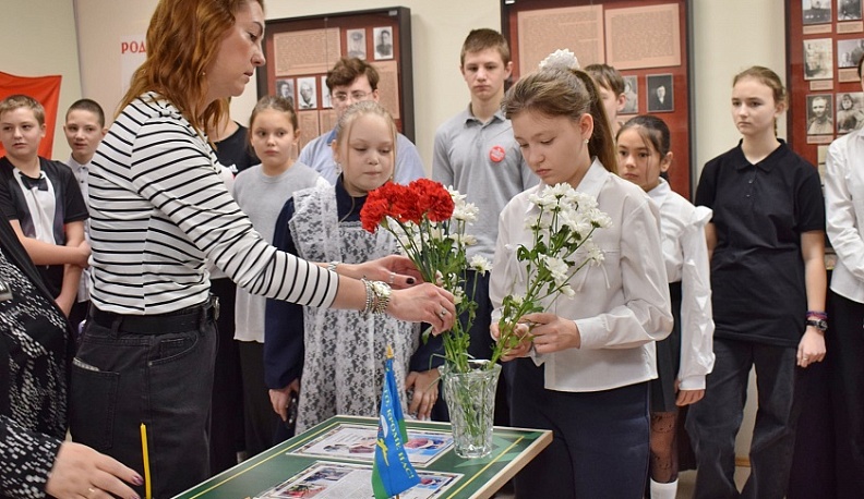 В Тарусе в школе торжественно открыли Парту Героя памяти десантников 