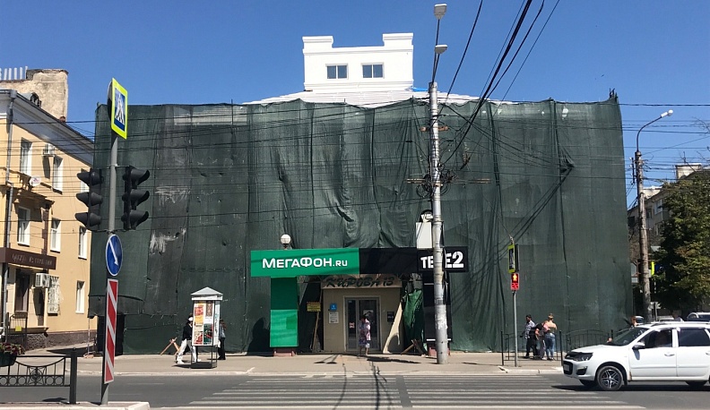 В Калуге на улице Кирова уберут рекламный портал у исторического здания