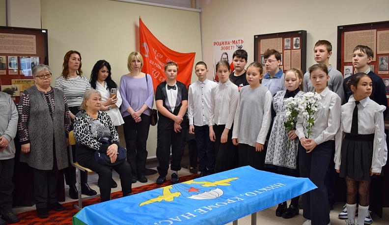 В Тарусе в школе торжественно открыли Парту Героя памяти десантников 