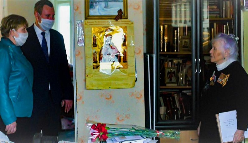 Руководители Людиновского района поздравили ветеранов