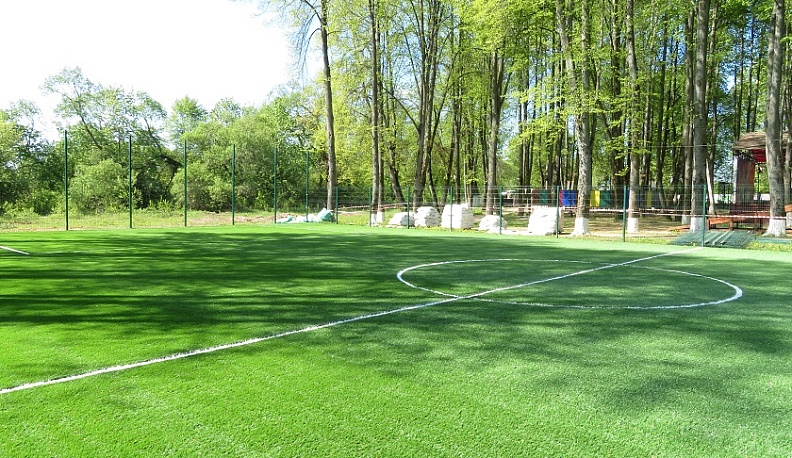 В Спас-Деменске завершают реконструкцию футбольного поля