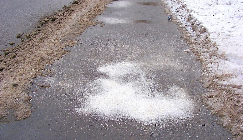 В Калуге одну из улиц обработали реагентами по просьбе местной жительницы