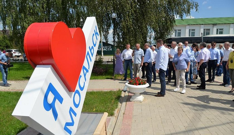 В Мосальском районе благоустроили сквер, аллею и установили детские площадки