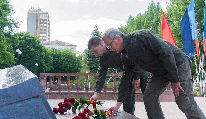 Губернатор Калужской области возложил цветы к монументу «Они отстояли Родину» в центре Луганска