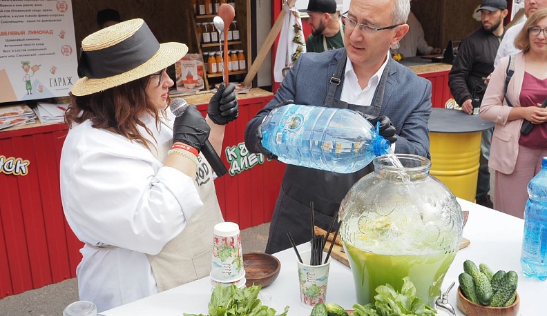 На гастрофесте можно было попробовать лимонад, в создании которого участвовал губернатор