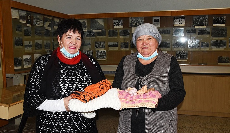 Людиновские бабушки приготовили подарки недоношенным детям