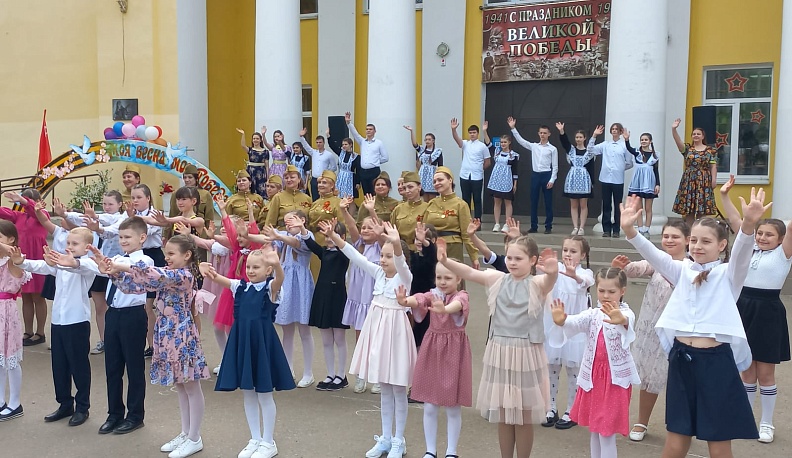 В Мосальске станцевали Вальс Победы